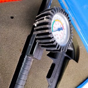 Compresor de Aire 12V con Valija Celeste y Accesorios - imagen 4