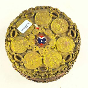 Lote de Dijes Variados y Caja Decorativa Metálica - imagen 3