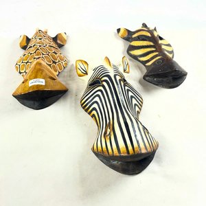 Tres máscaras en madera 31 cm - imagen 2