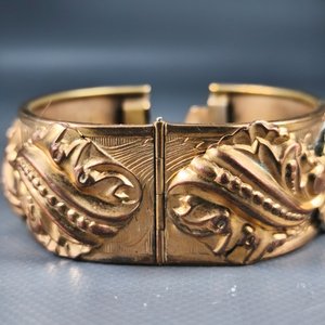 Pulsera Enchapada con Estuche y Apliques en Relieve - imagen 4