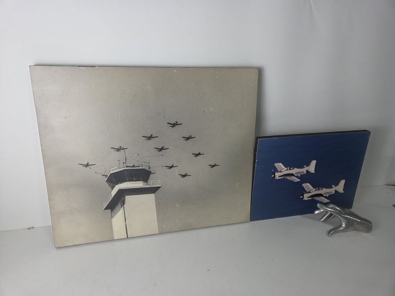 Lote siguiente: Par de bastidores con aviones de la armada