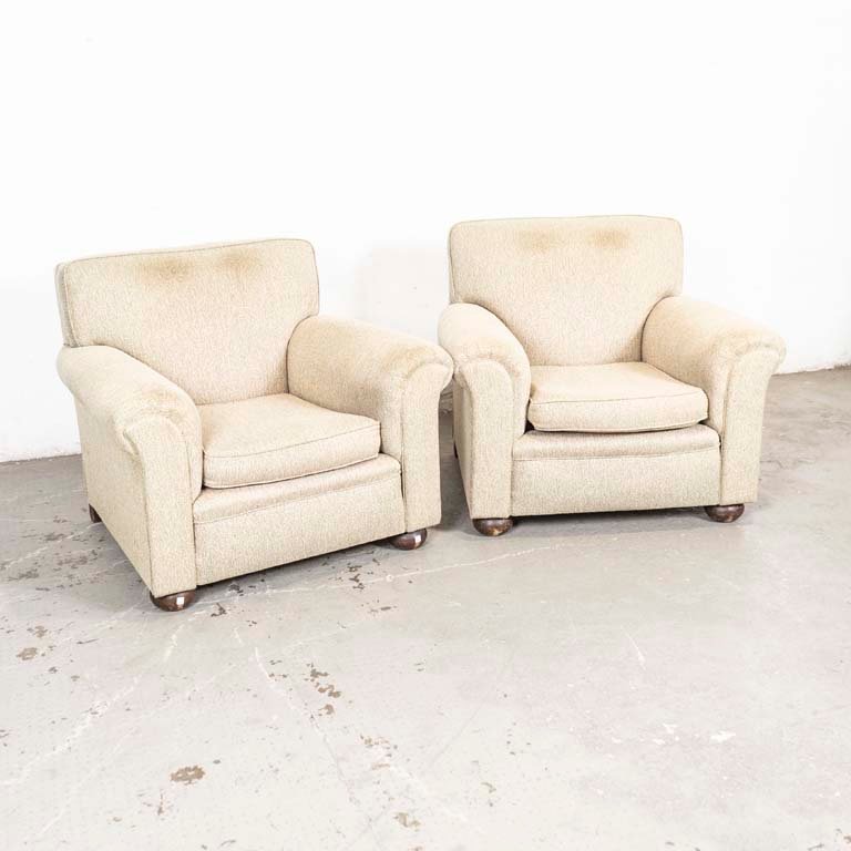 Lote siguiente: Sillones tapizados con detalles de madera y manchados