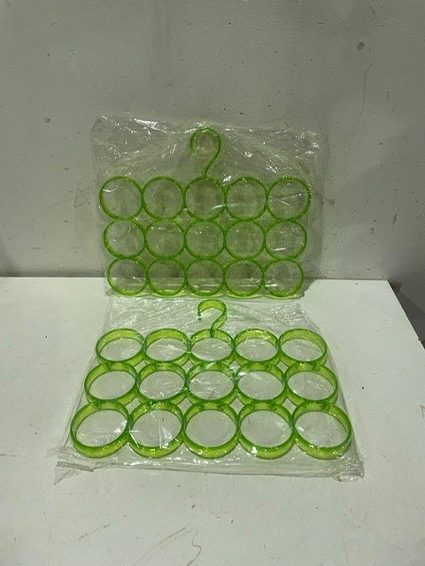 Lote anterior: 2 Perchas para Pañuelos con Diseño de Circulos Verdes