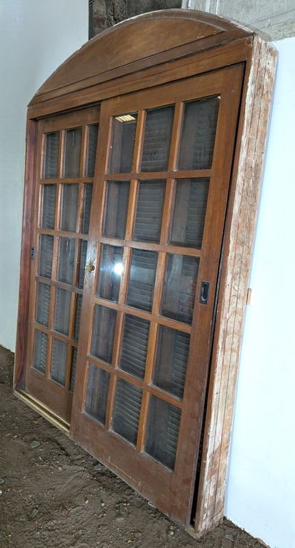Puerta ventana de madera con dos hojas corredizas y celosías - imagen 2