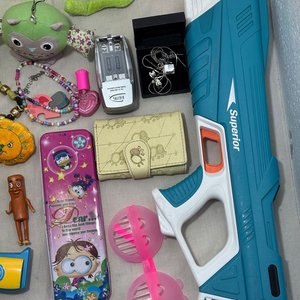 Lote de Juguetes: Peluches, Pistolas, Reproductor CD Panasonic y Más - imagen 45