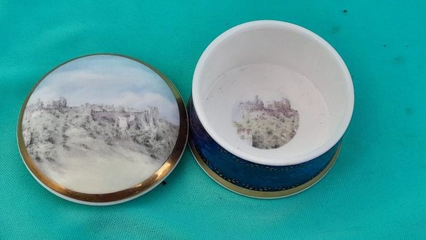 Pequeño alhajero coleccionable de porcelana con escena campestres y castillos - imagen 4