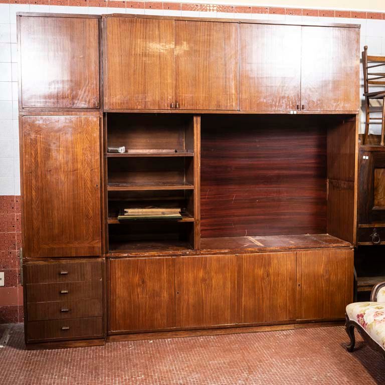 Lote anterior: Mueble modular de 10 puertas y estantes con bar interior