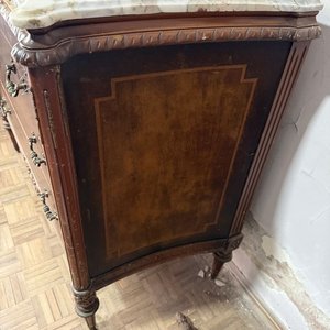 Cómoda Clásica de Madera con Tapa de Mármol y Detalles en Bronce - imagen 7