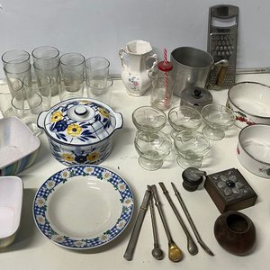 Lote anterior: Lote de Vajilla y Utensilios de Cocina: Olla de Loza, Vasos de Vidrio, Compoteras y Más