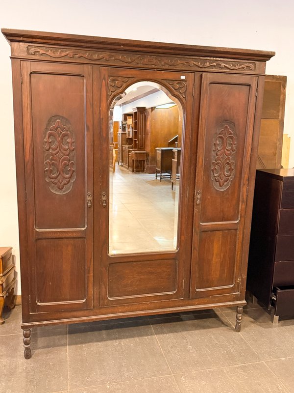 Armario Antiguo de Madera Oscura con Detalles Tallados y Espejo Central