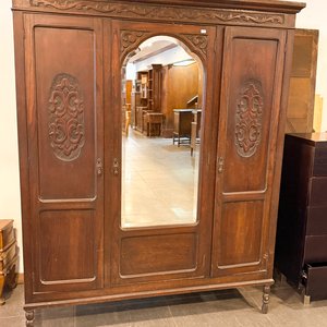 Lote siguiente: Armario Antiguo de Madera Oscura con Detalles Tallados y Espejo Central