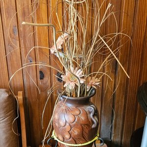 Lote siguiente: Florero de Hierro con Soporte y Adornos Secos