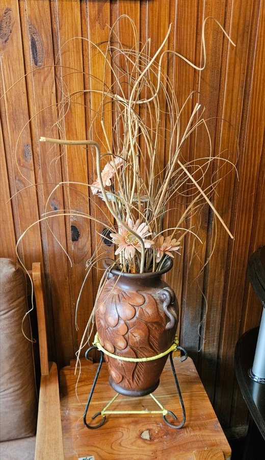 Florero de Hierro con Soporte y Adornos Secos