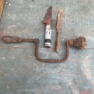 Herramientas Antiguas de Mano: Taladro de Arco y Cuchillos - imagen 1