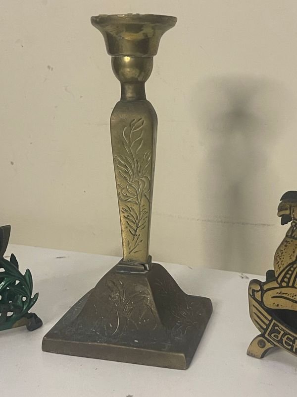 Candelabro en bronce de casi medio kilo y dos servilleteros origin Israel - imagen 2