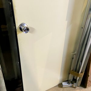 Una puerta con marco metalico desarmado - imagen 4