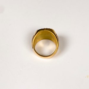 Anillo Caballero Masón Dorado con Circones y Estuche - imagen 4