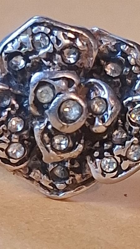 Anillo de plata con diseño floral - imagen 2