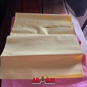 Valija de cuero marrón con bolsas de plástico rosas y amarillas - imagen 4