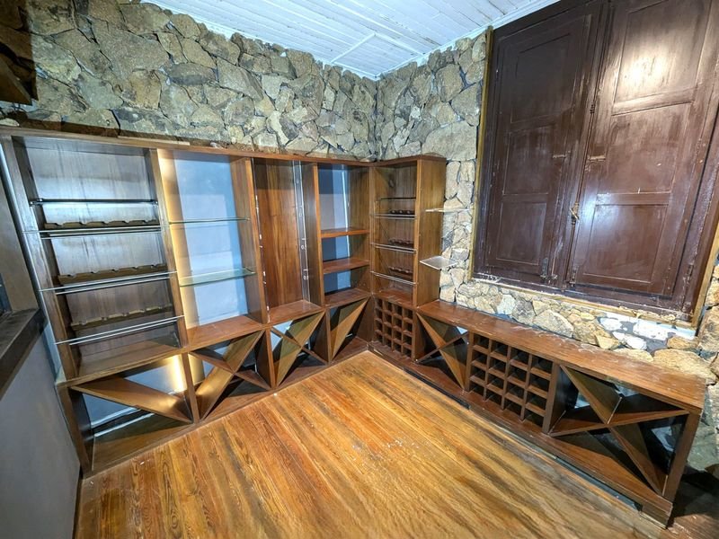 Lote anterior: Estantería de madera con puertas de vidrio