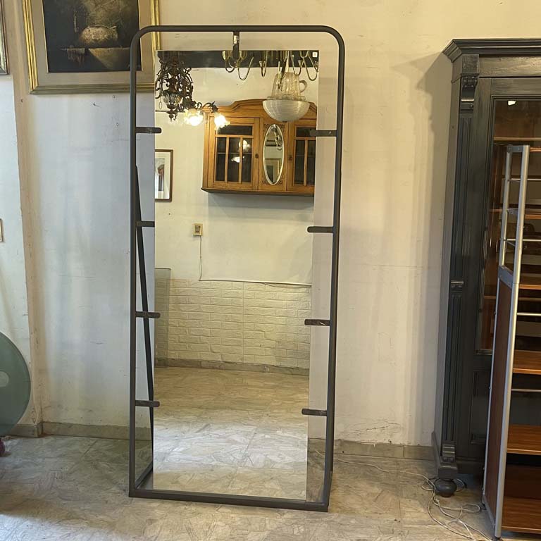 Lote siguiente: Espejo probador de gran tamaño con armazón de hierro - Medidas: 70x195cm