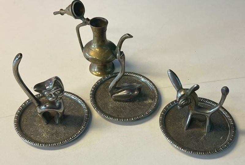 Lote anterior: Colección de Figuras y Jarra Antiguas en Metal