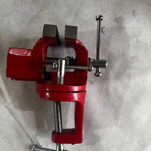 Lote anterior: Morsa de Mesa Roja Pequeña