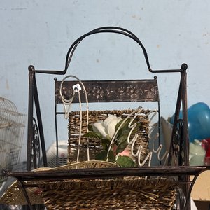 Lote siguiente: Revistero Metálico con Cestería Decorativa