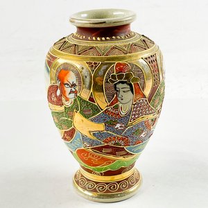 Lote anterior: Florero Oriental de Porcelana con Figuras y Motivos Tradicionales