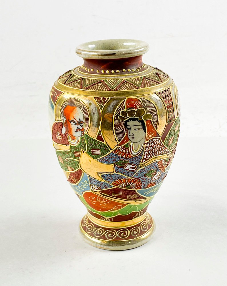 Florero Oriental de Porcelana con Figuras y Motivos Tradicionales