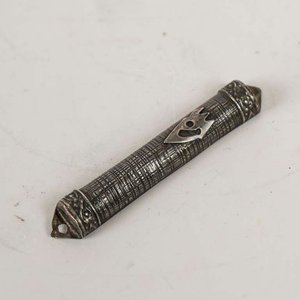 Lote anterior: Colgante Hebreo de Plata con Pergamino