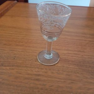 Juego de 4 copitas de cristal con detalles dorados y diseño floral - imagen 3