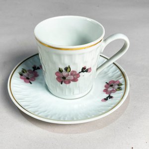 Juego de Café de Porcelana Blanca con Flores Rosas y Borde Dorado - imagen 4