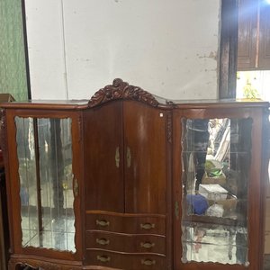 Lote anterior: Cristalero Antiguo de Madera con Puertas de Vidrio