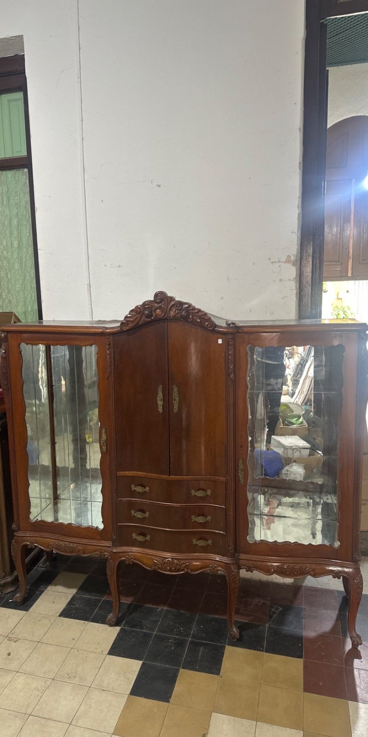 Cristalero Antiguo de Madera con Puertas de Vidrio
