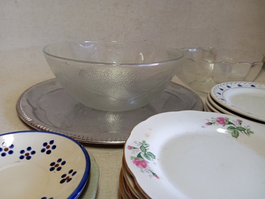 Bolsas y platos de vidrio en estantería - imagen 6