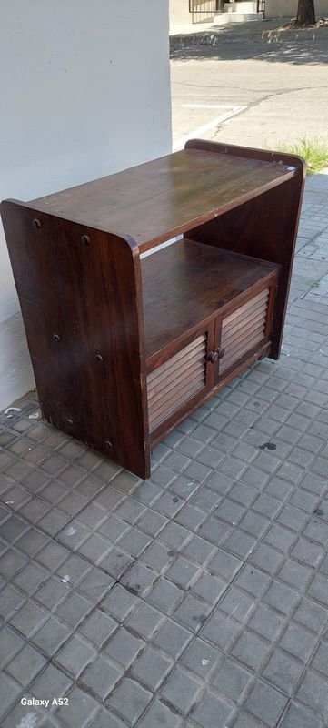 Rack de TV en madera con estante y dos puertas - imagen 2