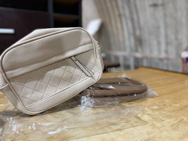 Bolso Cruzado Beige y Marrón con Diseño Acolchado