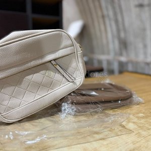 Lote siguiente: Bolso Cruzado Beige y Marrón con Diseño Acolchado