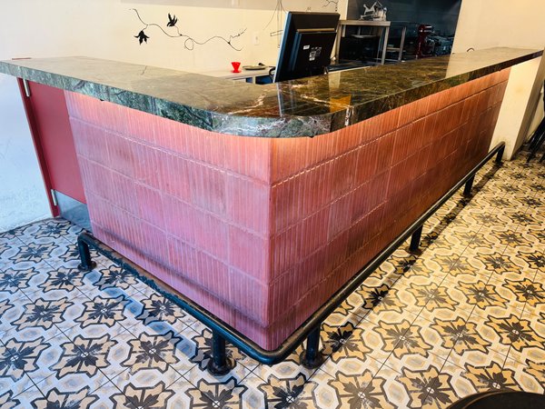 Lote #011 – Mármol para barra en L, son tres placas ó segmentos unidos, más 10 ganchos de hierro para carteras pegados debajo, más tira led, más posa pies en caño redondo en L – 400x165x40cm (mármol) – posa pies igual