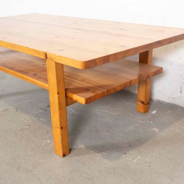 Mesa ratona en pino con estante. Detalles en el lustre. - imagen 3