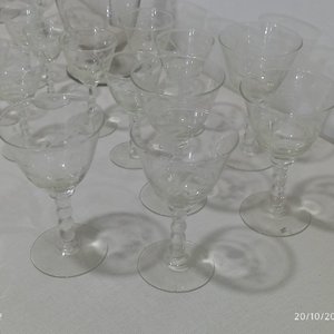 Juego de Cristalería y Vasos: Licorera, Copas y Vasos Bajos - imagen 4