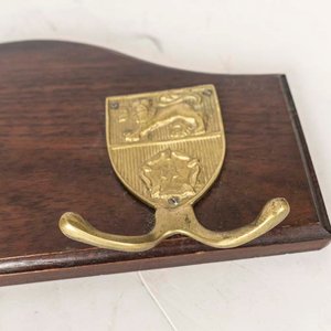 Perchero de Pared Vintage Madera y Bronce con Escudos Decorativos - imagen 2