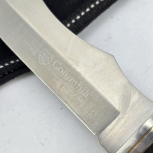 Cuchillo de caza con vaina y detalles en madera - imagen 2