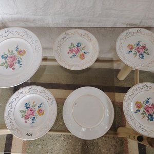 Seis Platos Decorados con Flores y Bordes Dorados - imagen 2