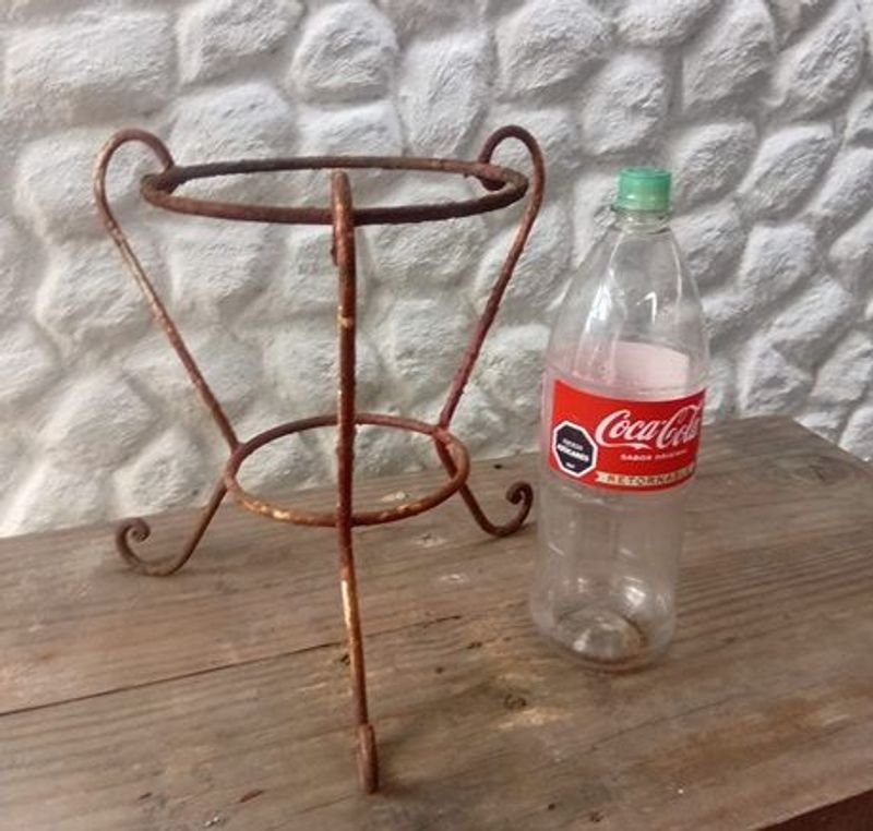 Macetero Vintage de Hierro Forjado con Pátina Oxidada