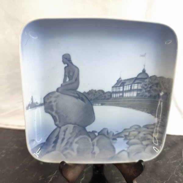 Dos platitos cuadrados de porcelana danesa con la imagen clásica de la Sirenita de Copenhague - imagen 2