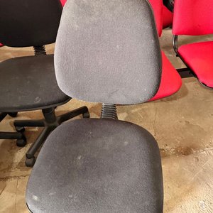 Trío de Sillas de Oficina Negras con Ruedas - imagen 2