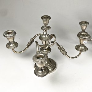 Par de Candelabros de Metal Plateado con Cuatro Luces Cada Uno - imagen 2
