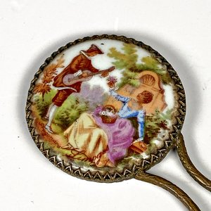Espejo de Mano de Porcelana Limoges con Escena Romántica, 10 cm - imagen 2